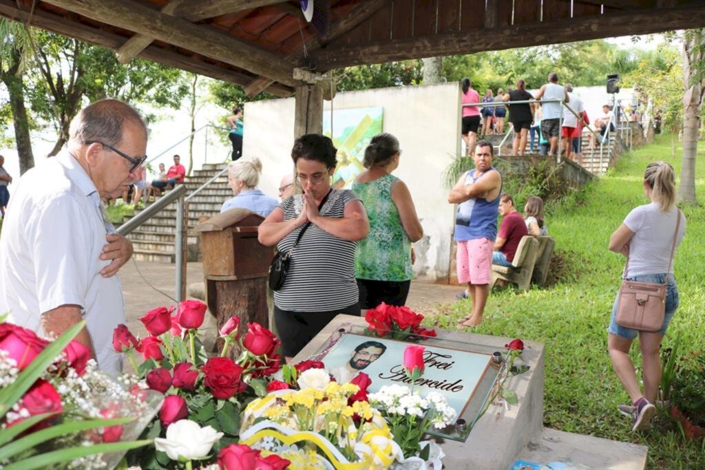 28ª CAMINHADA EM HOMENAGEM AO  FREI ADERCIDE REÚNE CENTENAS DE FIÉIS EM SÃO JOÃO DO SUL