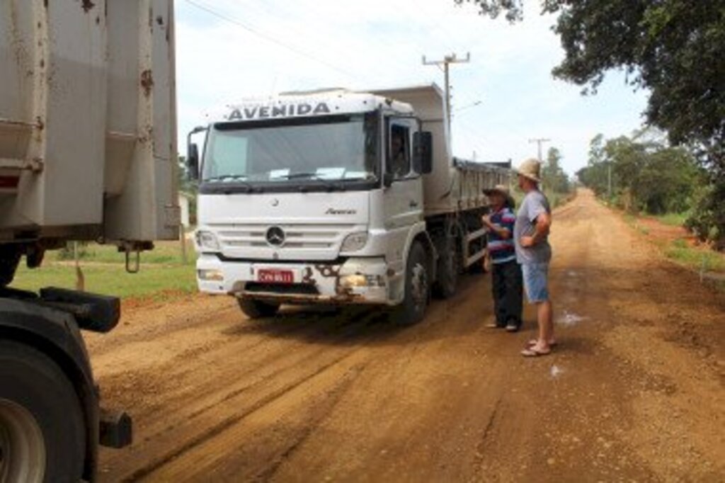 MORADORES DE MARACAJÁ IMPEDEM TRÁFEGO DE CAMINHÕES QUE DESRESPEITAM DECRETO