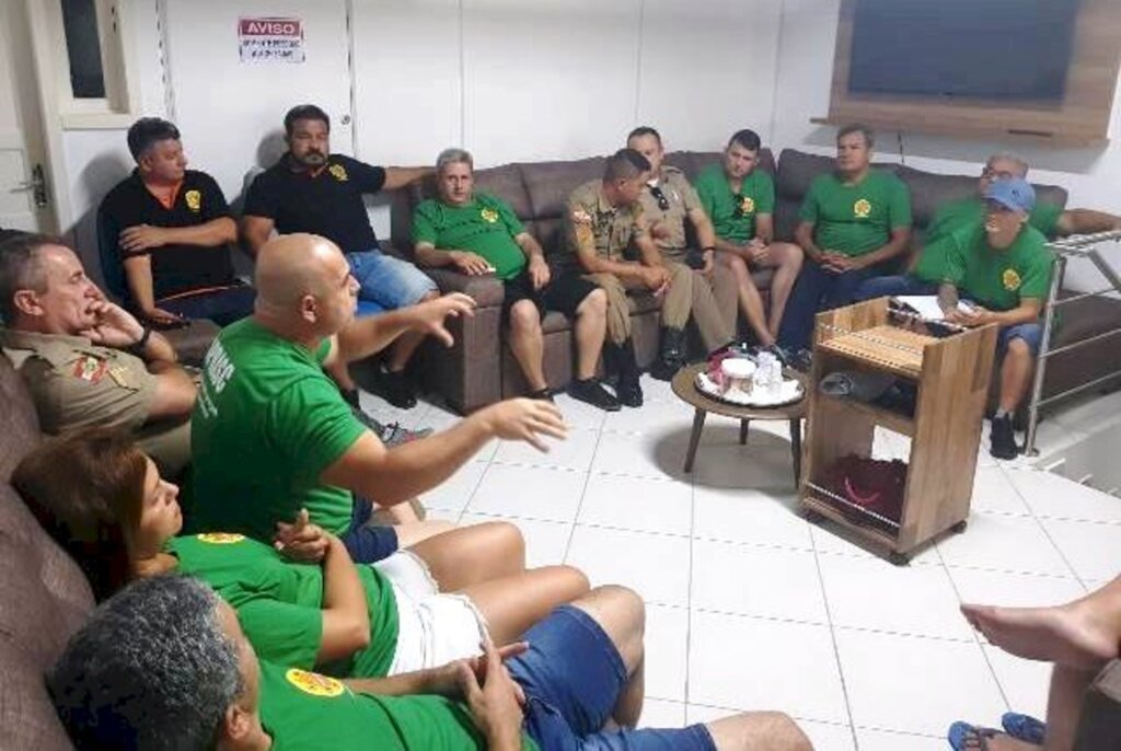 GOVERNO ADIA REUNIÃO PARA NEGOCIAÇÃO SALARIAL E REVOLTA MILITARES