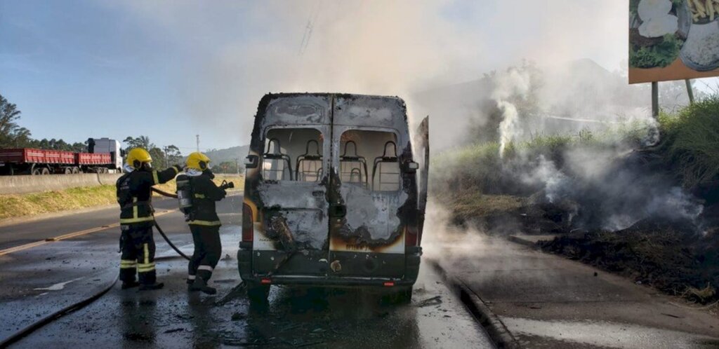Corpo de Bombeiros/Divulgação - Van que transportava alunos da Apae pegou fogo na marginal da BR-101 em Maracajá