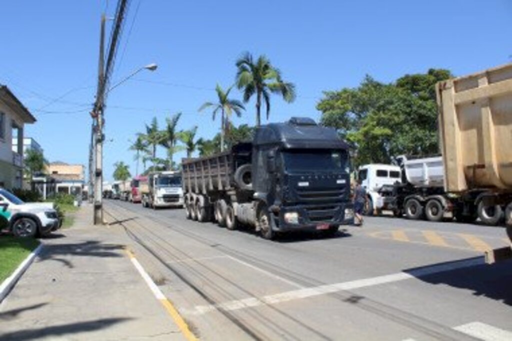 REUNIÃO COM PREFEITOS E CAMINHONEIROS VAI DEBATER DECRETO QUE PROÍBE TRÁFEGO PESADO EM RODOVIAS