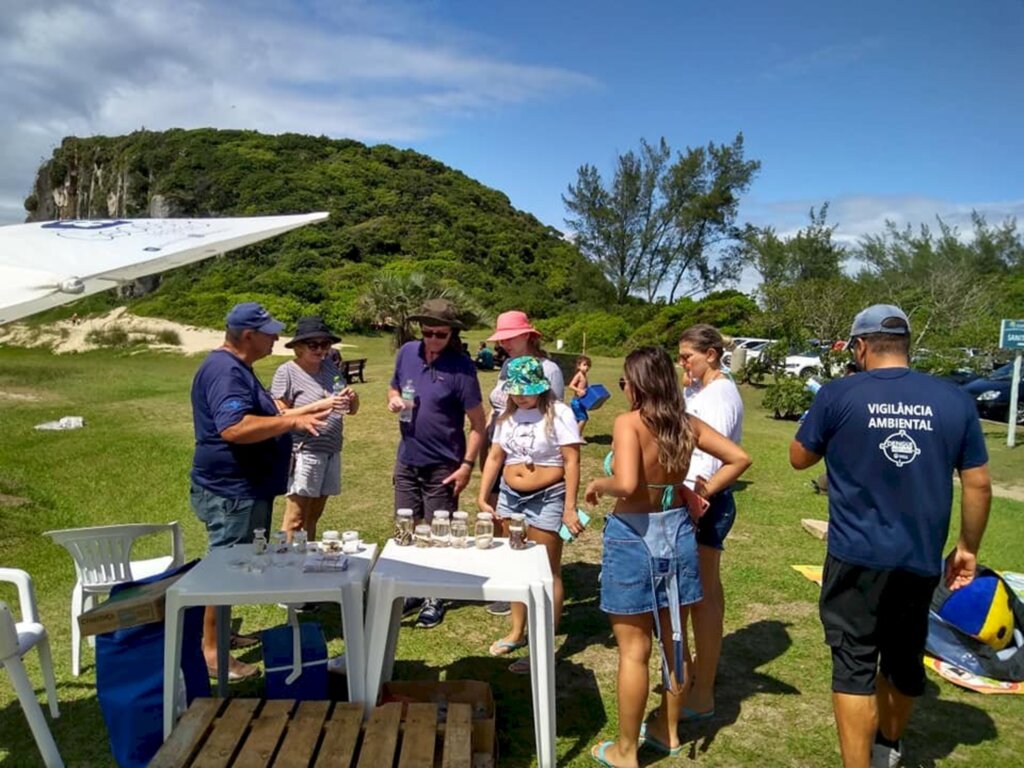 VIGILÂNCIA AMBIENTAL REALIZA AÇÃO DE CONSCIENTIZAÇÃO NAS PRAIAS DE TORRES