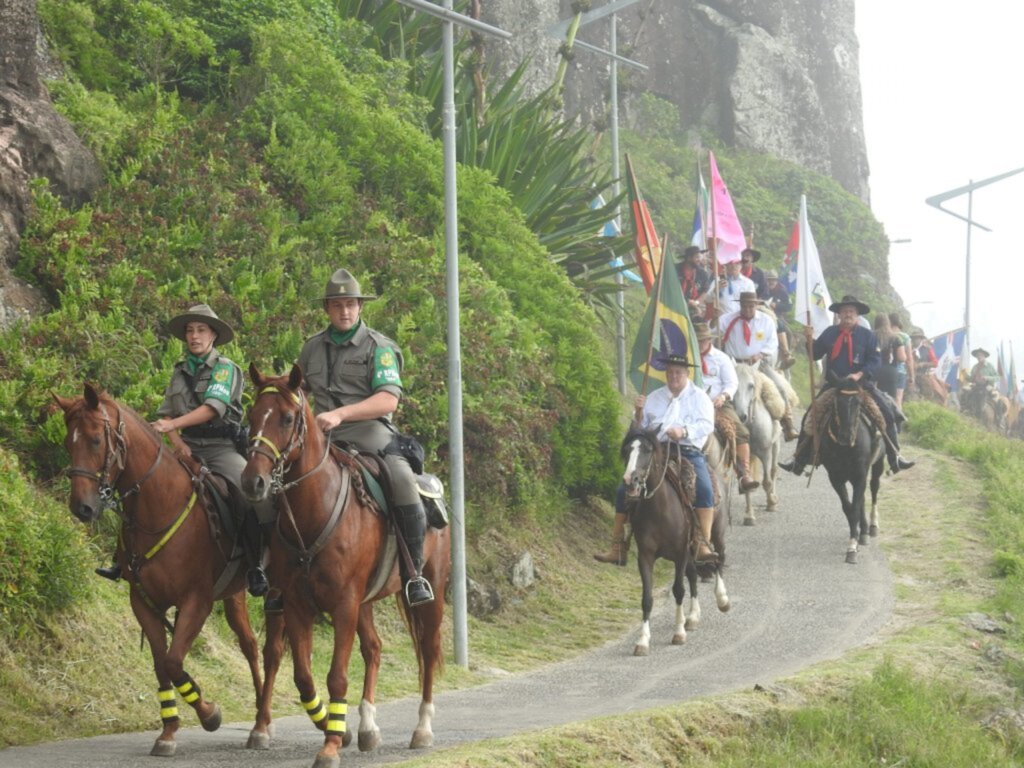 36ª CAVALGADA DO MAR PARTIU DE TORRES COM A BANDEIRA COR-DE-ROSA DA MENINA ISIS