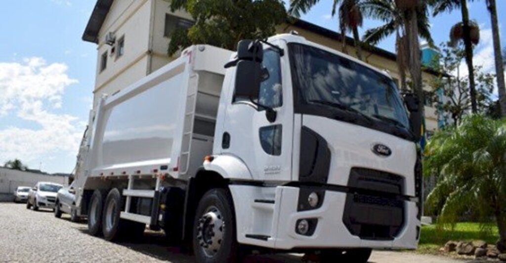 PARCERIA ENTRE PREFEITURA E CÂMARA RESULTA EM NOVO CAMINHÃO DE LIXO PARA JACINTO MACHADO