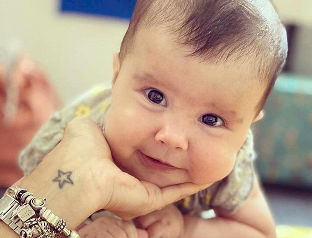 PAIS PEDEM AJUDA PARA SALVAR  A VIDA DA PEQUENA ÍSIS EM TORRES