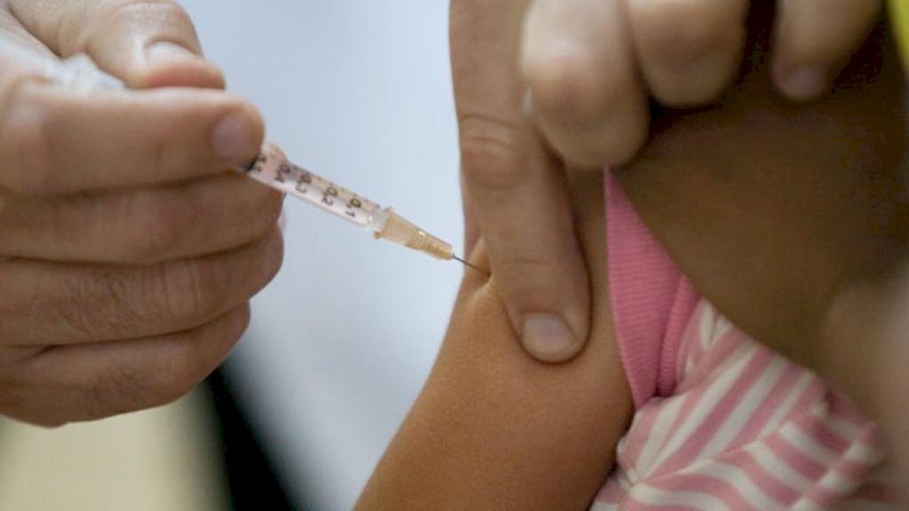 MUNICÍPIOS INTENSIFICAM VACINAÇÃO CONTRA O SARAMPO A CRIANÇAS E JOVENS ATÉ 19 ANOS DE IDADE