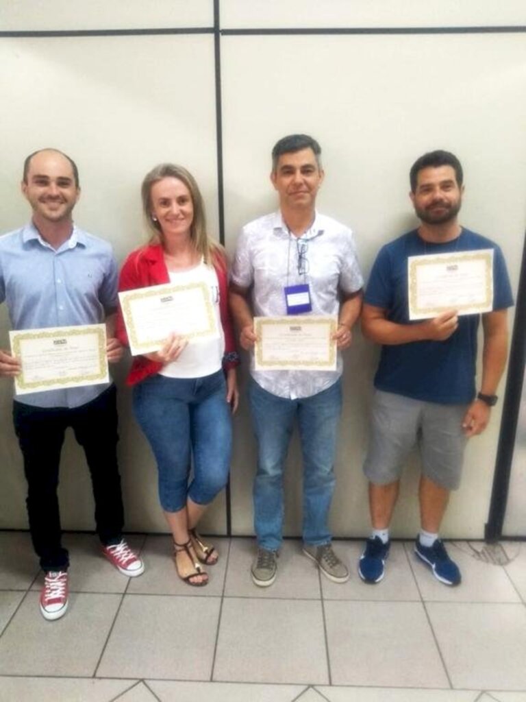 DIRETORES DAS ESCOLAS ESTADUAIS DA AMESC  TOMAM POSSE