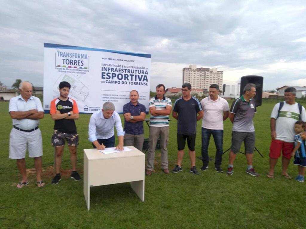 CARLOS SOUZA ASSINA ORDEM DE SERVIÇO  PARA REVITALIZAR O CAMPO DO TORRENSE