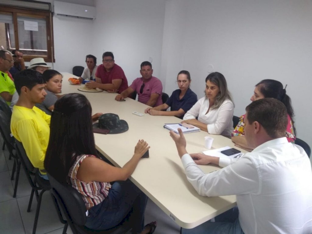 PREFEITURA RECEBE COMITIVA DE AMBULANTES LEGAIS QUE PEDE MAIOR FISCALIZAÇÃO DO COMÉRCIO NA BEIRA-MAR