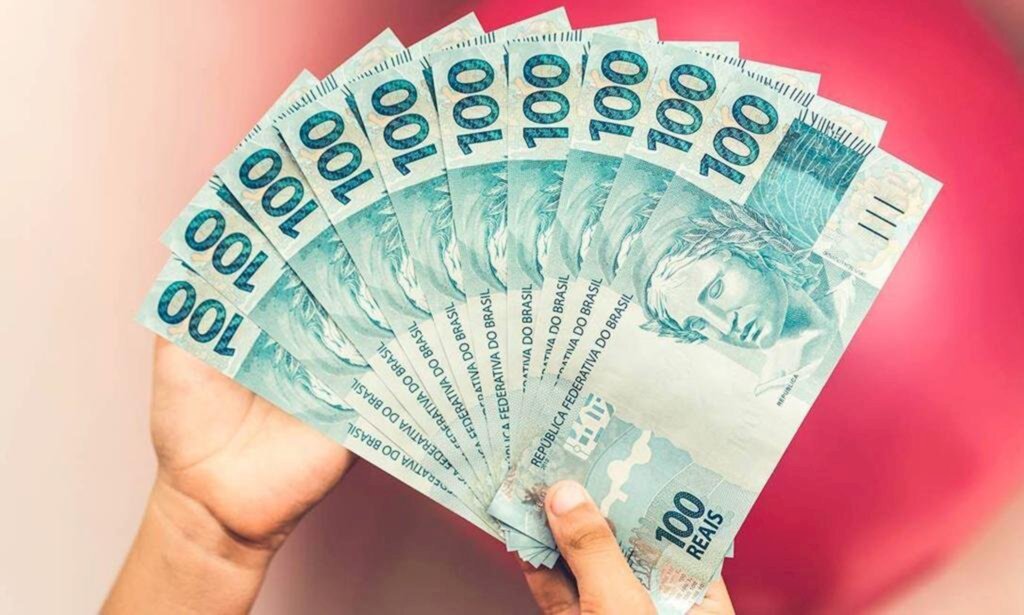 BOLSONARO REAJUSTA  SALÁRIO MÍNIMO PARA R$ 1.045