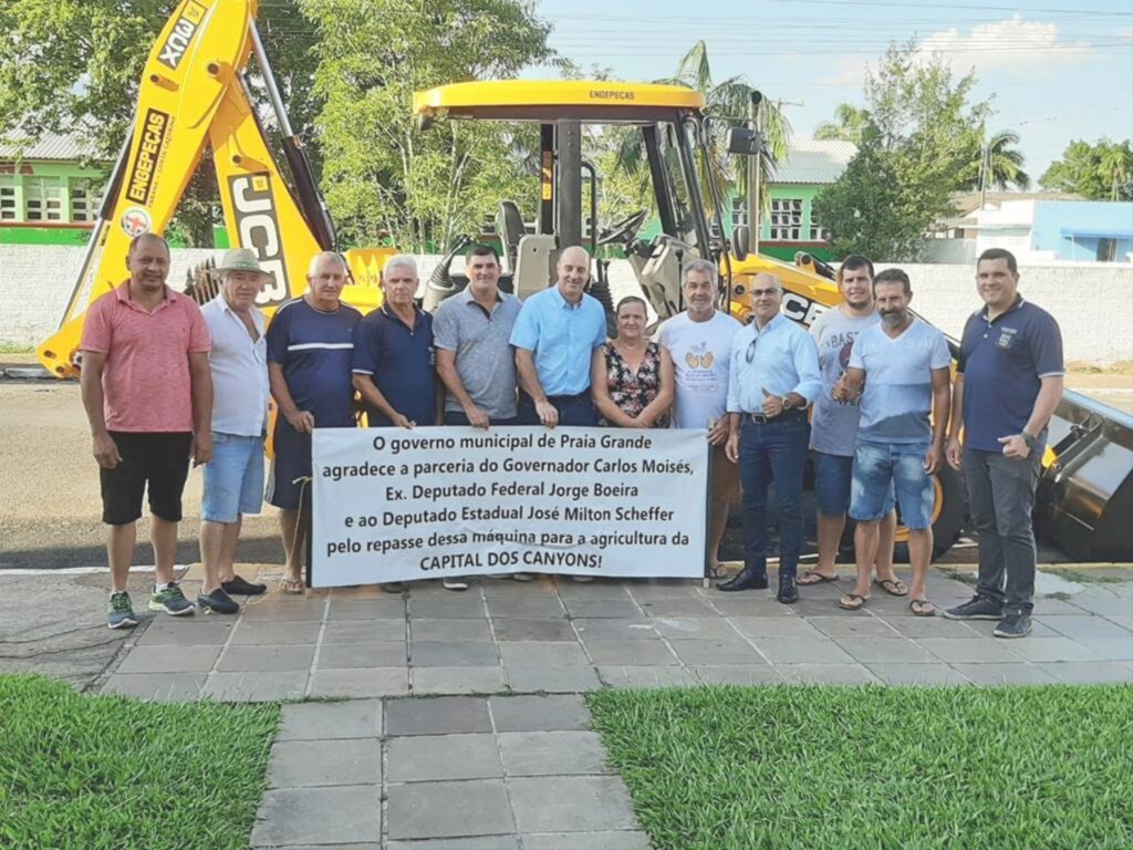 RETROESCAVADEIRA NOVA É ENTREGUE EM PRAIA GRANDE