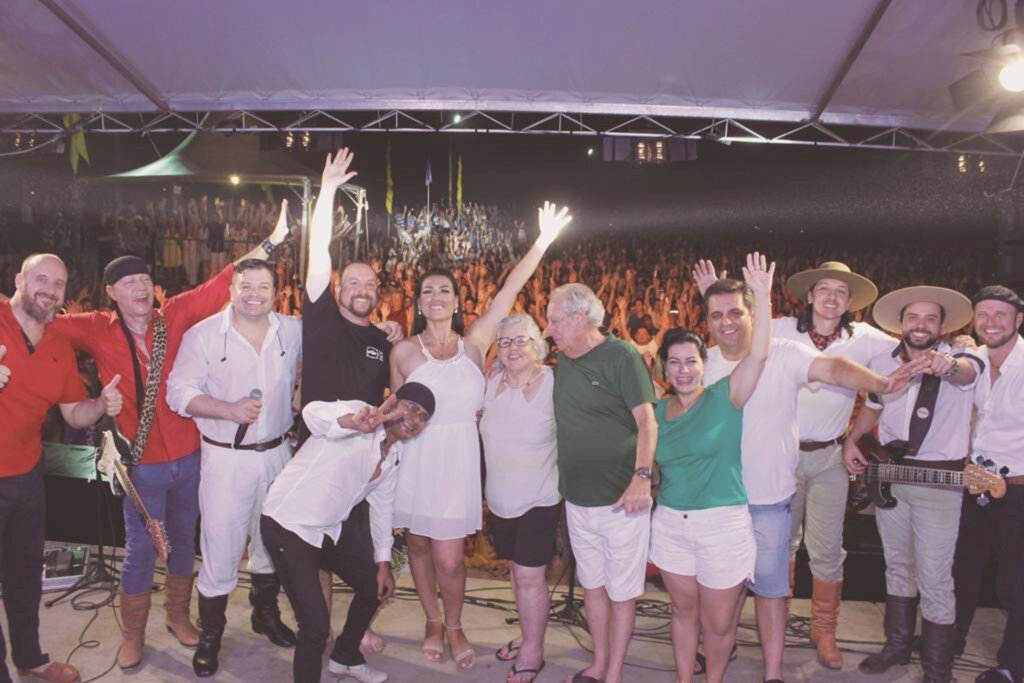 MAIS DE 10 MIL PESSOAS COMEMORAM O RÉVEILLON NA PRAIA DOS MOLHES