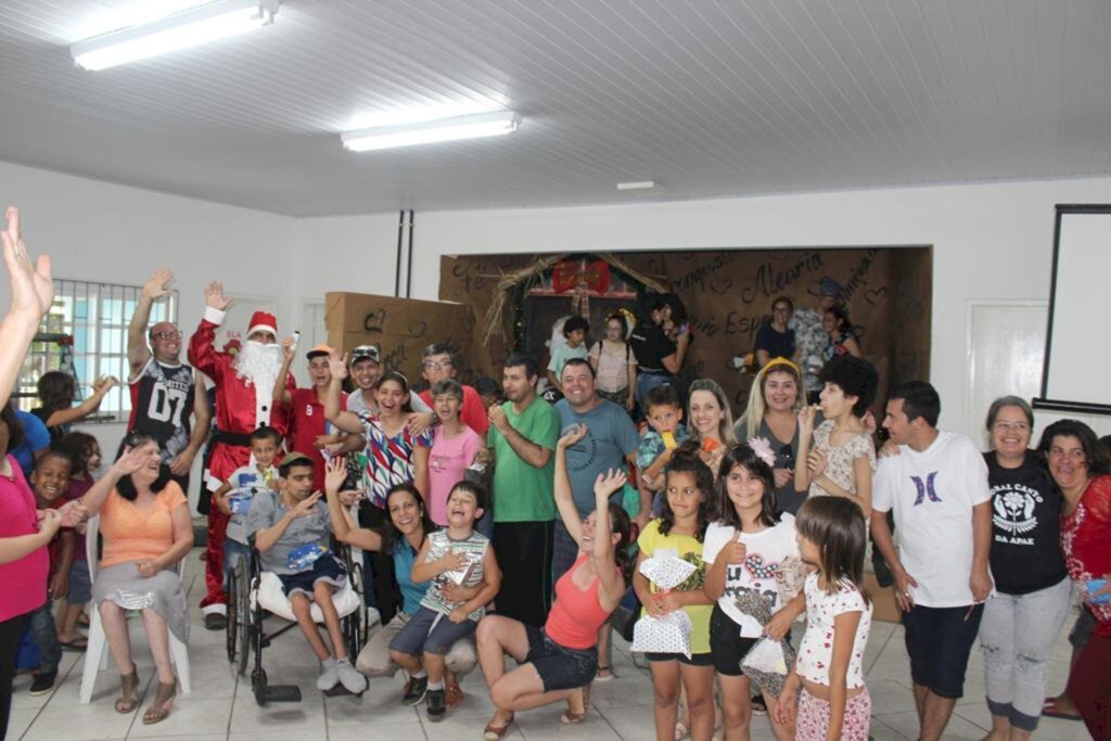 APAE DE PASSO DE TORRES REALIZA ALMOÇO DE CONFRATERNIZAÇÃO