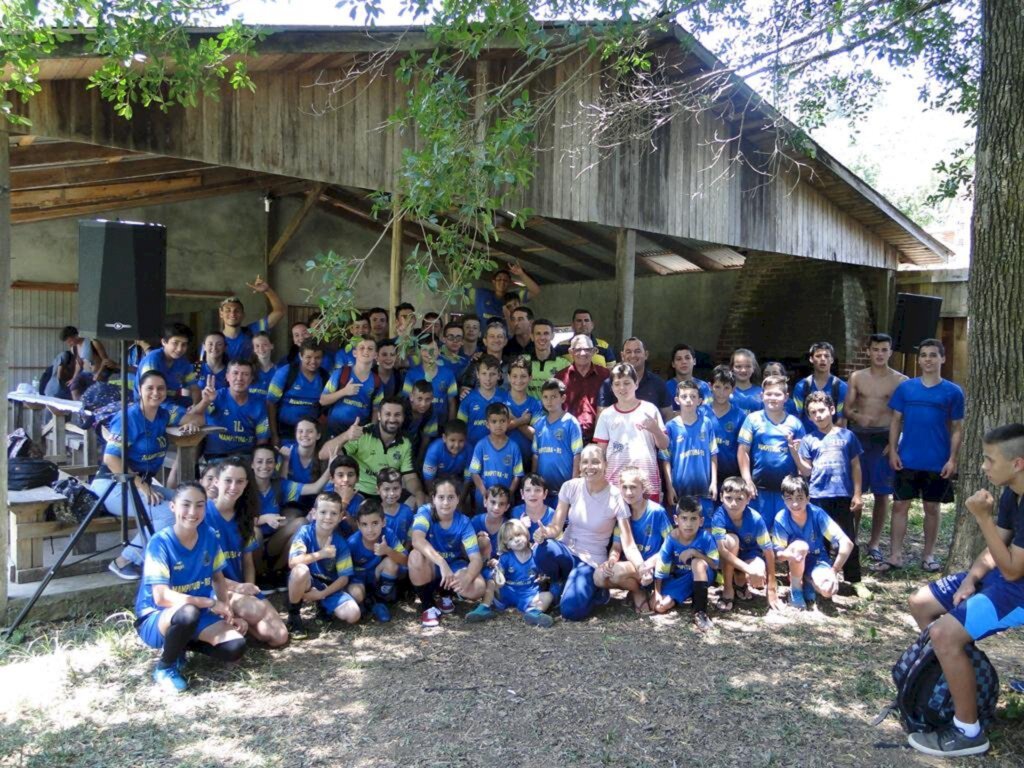 PROJETO CHUTE CERTO DE  MAMPITUBA ENCERRA O ANO  COM AMISTOSOS