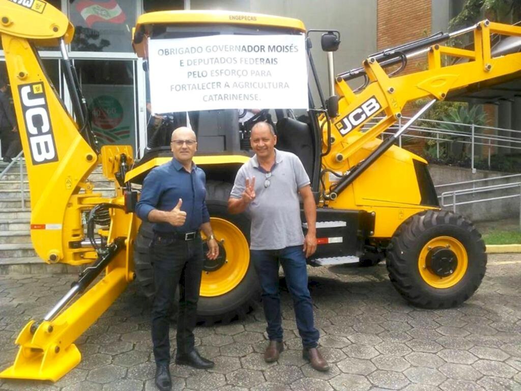 PREFEITURA DE PRAIA GRANDE RECEBE RETROESCAVADEIRA HIDRÁULICA 0KM