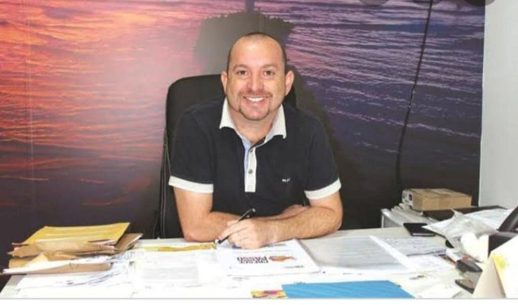 PREFEITO JONAS SOUZA DE PASSO DE TORRES ANTECIPA SALÁRIO DOS  SERVIDORES
