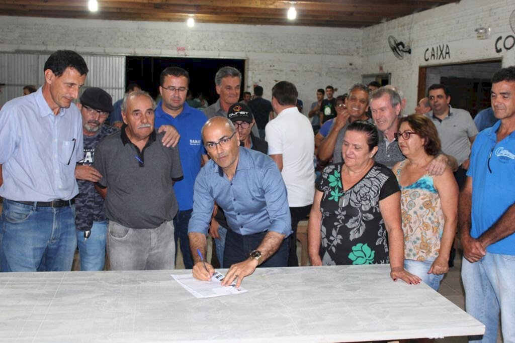 PREFEITO DE PRAIA GRANDE HENRIQUE MACIEL  ASSINA  ORDENS DE SERVIÇO PARA PAVIMENTAÇÕES