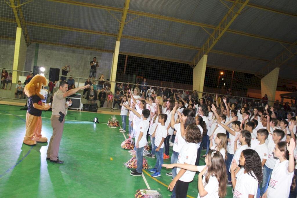 PROERD FORMA 96 ALUNOS EM PASSO DE TORRES