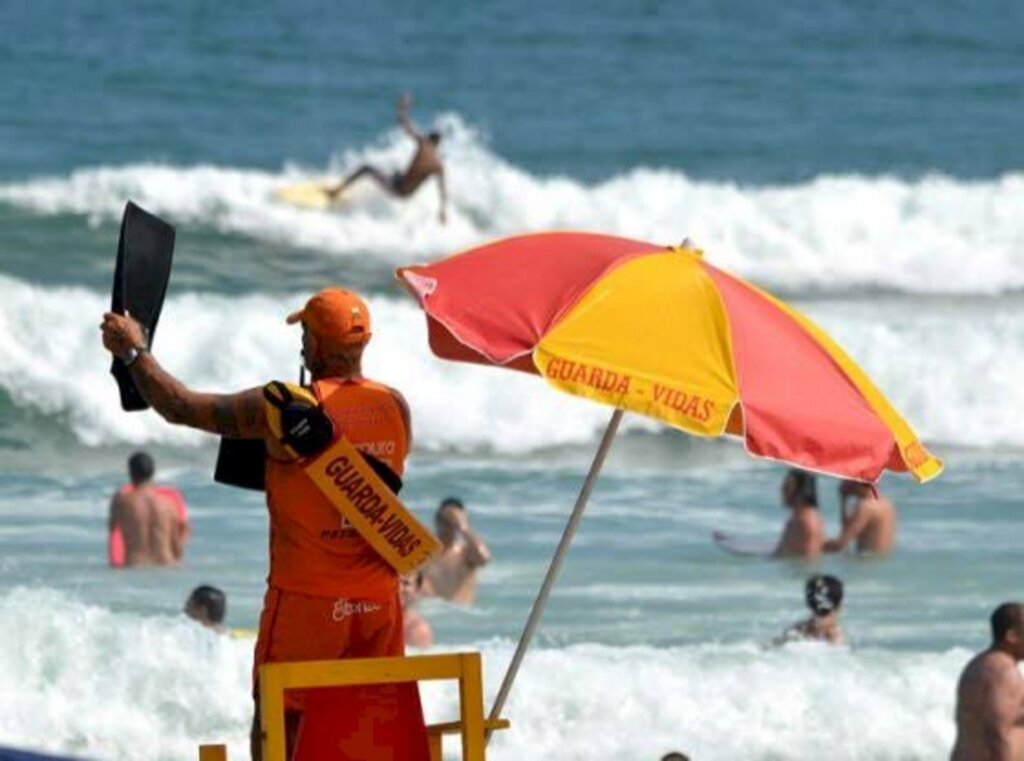 POSTOS DE GUARDA-VIDAS COMEÇARAM A FUNCIONAR NAS PRAIAS DE SANTA CATARINA