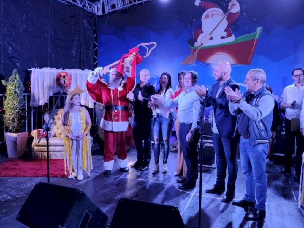 ABERTURA DO NATAL TORRES ENCANTA PÚBLICO PRESENTE