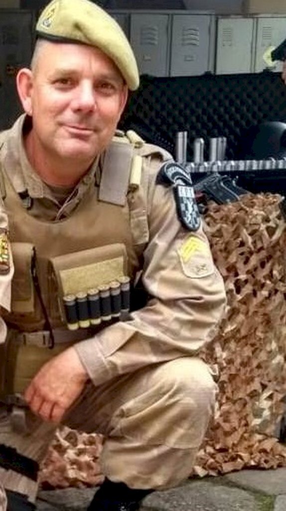 PM/Divulgação - Sargento da PM de Santa Catarina morreu atropelado com o filho após capotarem o carro