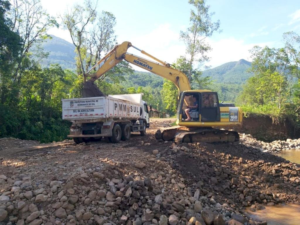 PREFEITURA DE MORRINHOS DO SUL ESTÁ REALIZANDO MELHORIAS DE ENCASCALHAMENTO