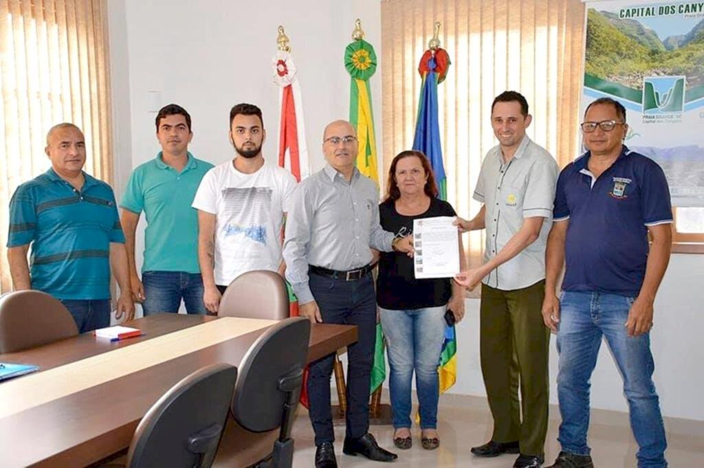 ASSINADA A ORDEM DE SERVIÇO PARA PAVIMENTAÇÃO DA RUA PADRE HUMBERTO OENING EM PRAIA GRANDE