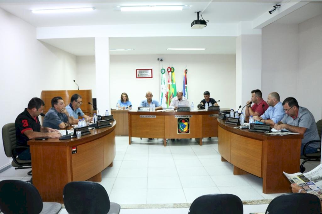 PROJETO QUE REPASSA AUXÍLIO FINANCEIRO À ESTUDANTES É APRESENTADO NA CÂMARA DE PASSO DE TORRES