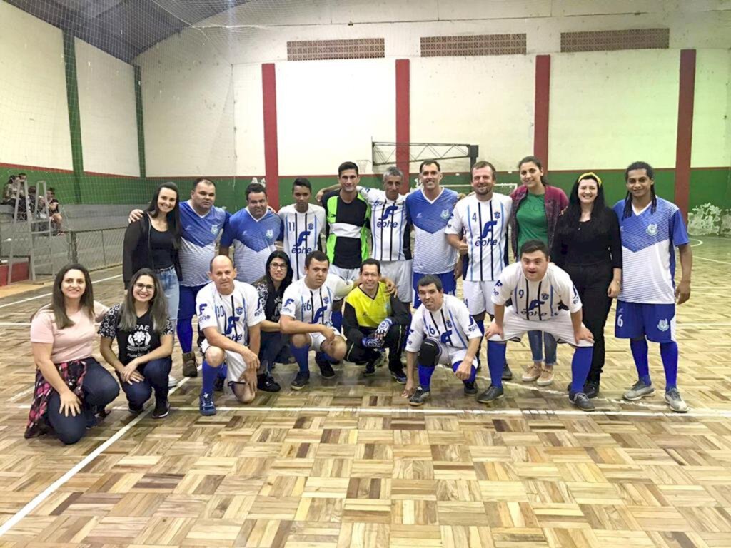 ALUNOS FAZEM  JOGO DE EXIBIÇÃO NA  PARATAÇA CIDADE EM SÃO JOÃO DO SUL