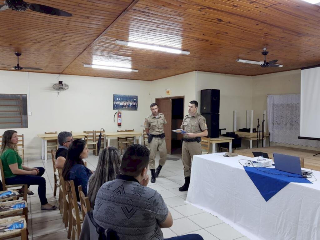 CDL DE SÃO JOÃO DO SUL PROMOVE REUNIÃO COM COMERCIANTES, PM E CIEE