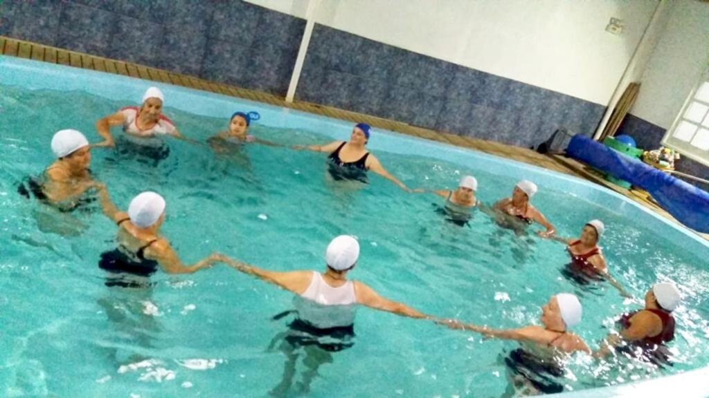 IDOSAS DO GRUPO AMIZADE DE SÃO JOÃO  DO SUL GANHAM AULAS DE HIDROGINÁSTICA
