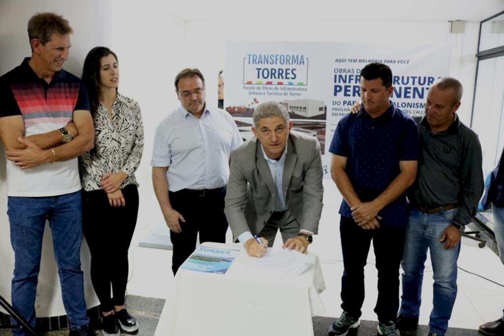 PREFEITO CARLOS ASSINA ORDENS DE SERVIÇO PARA OBRAS NO PARQUE DO BALONISMO EM TORRES