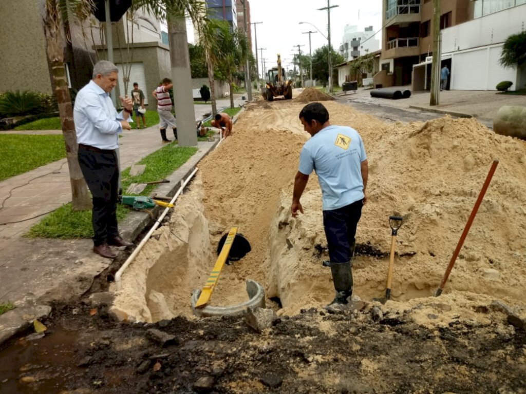 PARCERIA DA PREFEITURA COM MORADORES POSSIBILITA DRENAGEM NA RUA MAESTRO ANTÔNIO JOÃO RAMOS