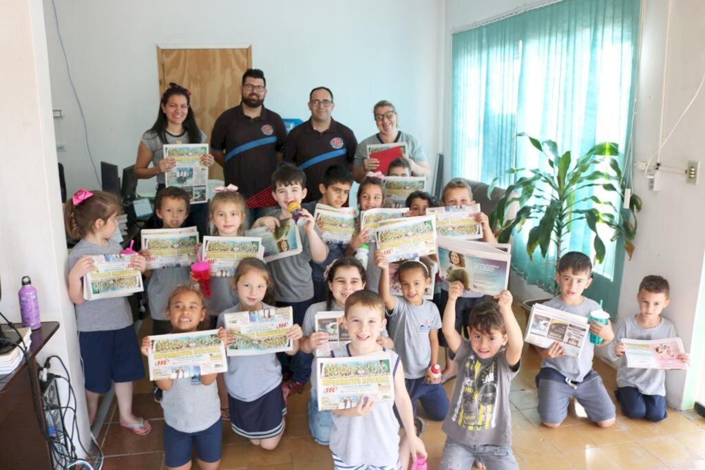 ALUNOS VISITAM A  REDAÇÃO DO JORNAL  INFORMATIVO REGIONAL