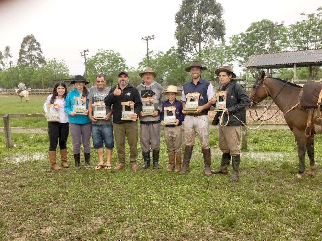 CTG PORTEIRA CATARINENSE  ENTREGA PREMIAÇÃO AOS MELHORES DO LAÇO EM SÃO JOÃO DO SUL