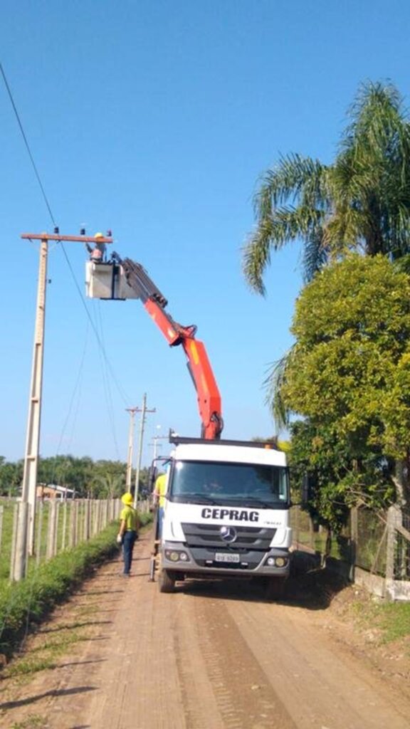 CEPRAG  CONSTRÓI REDE TRIFÁSICA  EM TRÊS  COQUEIROS