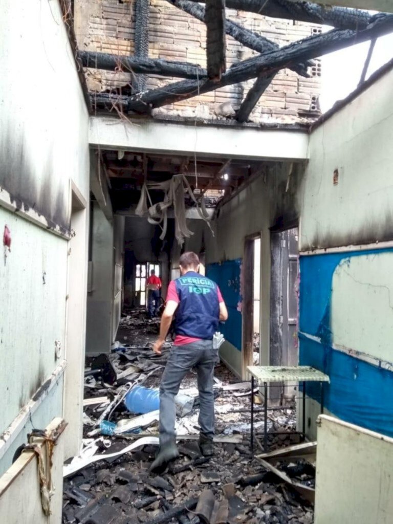 IGP/Divulgação - Perito do IGP faz perícia em creche alvo de incêndio em Forquilhinha