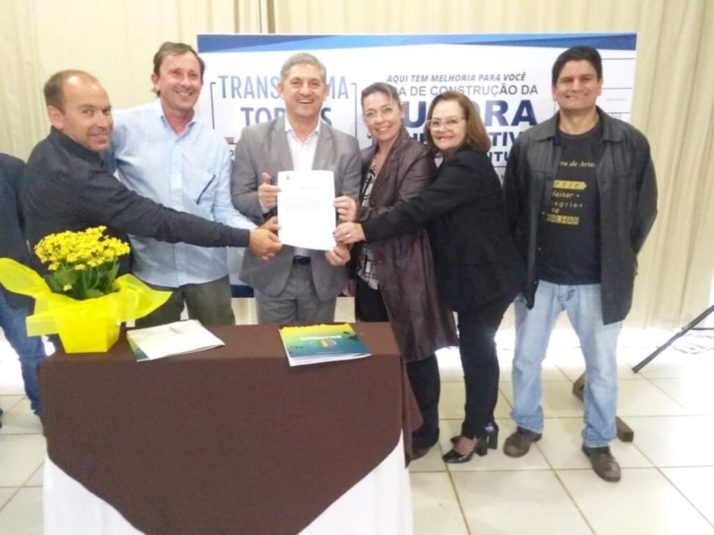 PREFEITO ASSINA ORDENS DE SERVIÇO  NA EMF MAMPITUBA