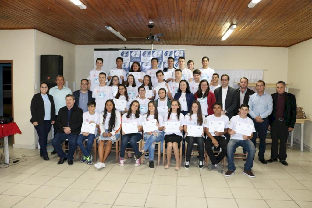 MUNICÍPIO DE SÃO JOÃO DO SUL CAPACITA JOVENS PARA O  MERCADO DE TRABALHO