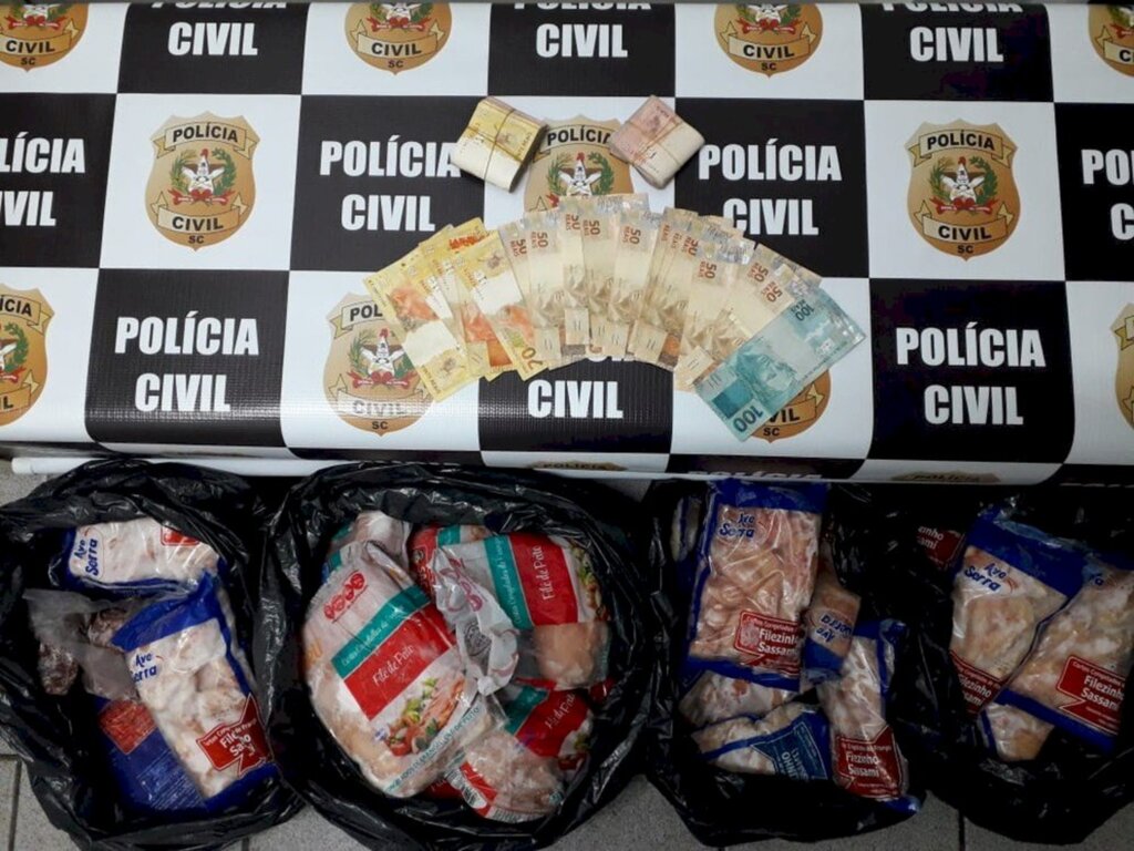 Polícia Civil/Divulgação - Polícia aprendeu pacotes de peito de frango desviado de merenda de creche em Criciúma