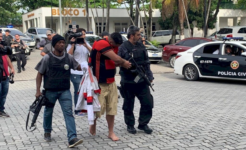 : Fernanda Rouvenat / G1 - Torcedor do Flamengo preso na operação da Polícia Civil na manhã desta terça-feira (22)
