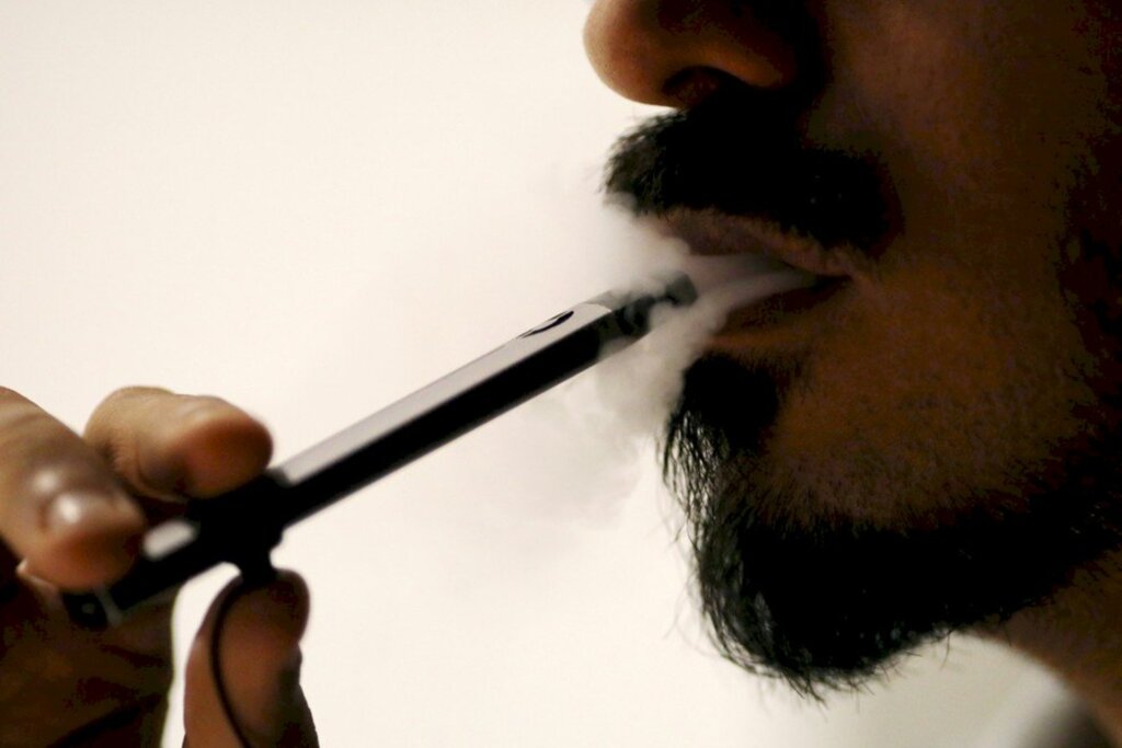 Christopher Pike/Reuters - No Brasil, a venda de cigarro eletrônico é proibida, mas muitas pessoas usam sem ter ideia dos riscos que podem estar correndo.