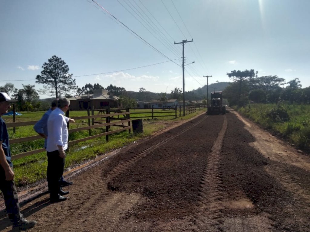 PREFEITO ACOMPANHA MELHORIAS NAS ESTRADAS DO JACARÉ