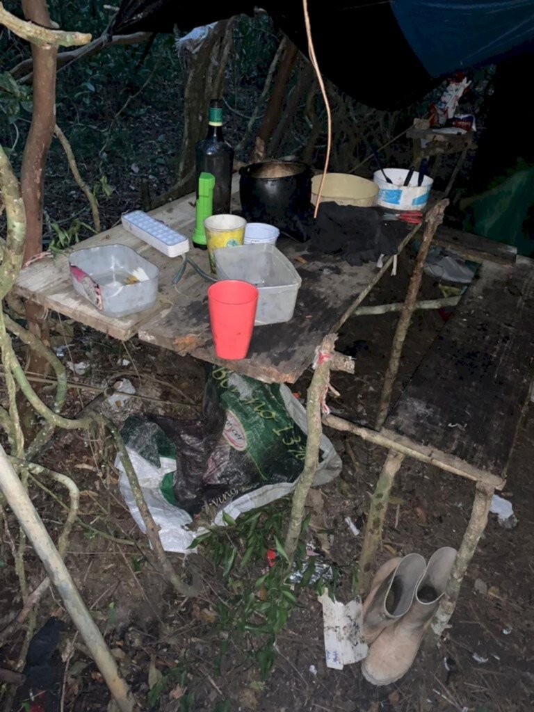 Polícia Civil/Divulgação - Adolescente foi encontrada em acampamento em condições insalúbres