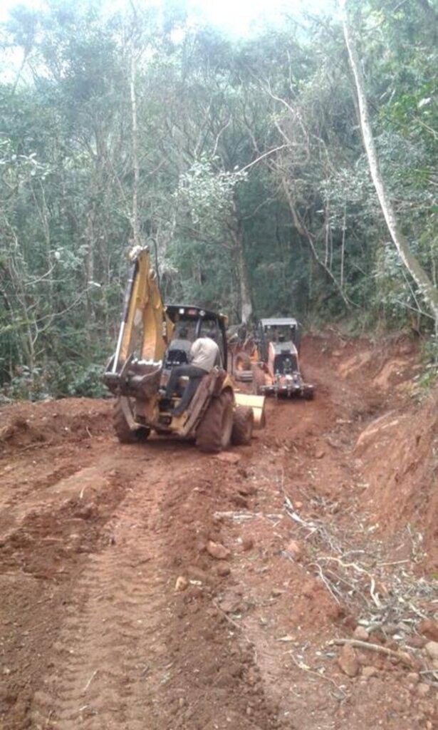 PREFEITURA DE PRAIA GRANDE  ABRE ESTRADA NA COMUNIDADE QUILOMBOLA (PEDRA BRANCA)