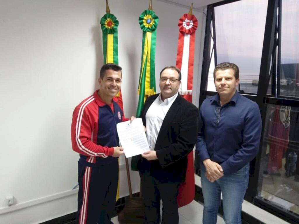 CORPO DE BOMBEIROS DE TORRES ADOTA  A PRAÇA DA LAGOA