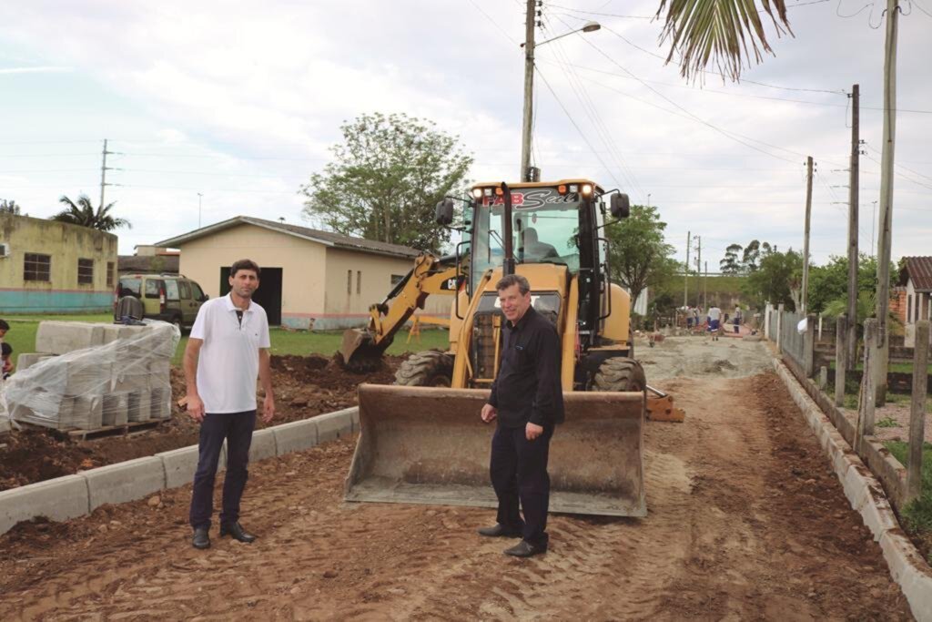 PREFEITO E VICE-PREFEITO VISITAM OBRAS  EM ANDAMENTO NO MUNICÍPIO
