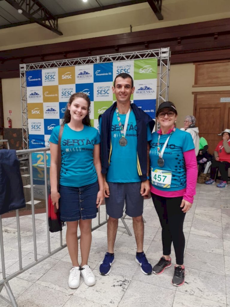 MÃE E FILHO CONQUISTAM PRÊMIO NA ETAPA GRAMADO SESC DE CORRIDAS