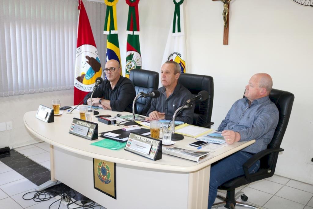 EXPLANAÇÕES MARCAM A SESSÃO DA CÂMARA DE TORRES
