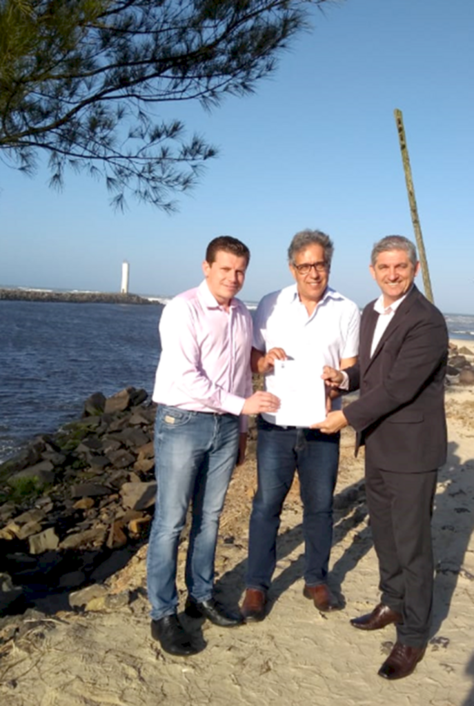 PREFEITO ASSINA ORDEM  DE SERVIÇO PARA  RECUPERAÇÃO DOS MOLHES